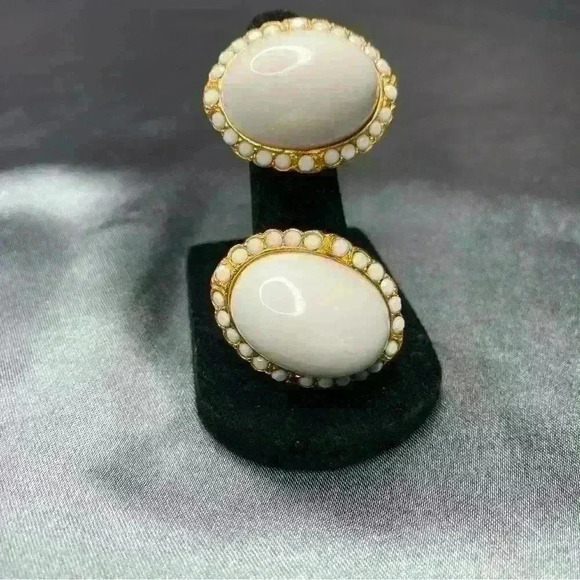 Vintage Costume Jewelry Earrings Clip-on - Picture 2 of 3